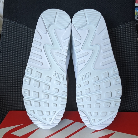 BNIB Nike Wmn's Air Max 90 - Sz 8 - Picture 7 of 9